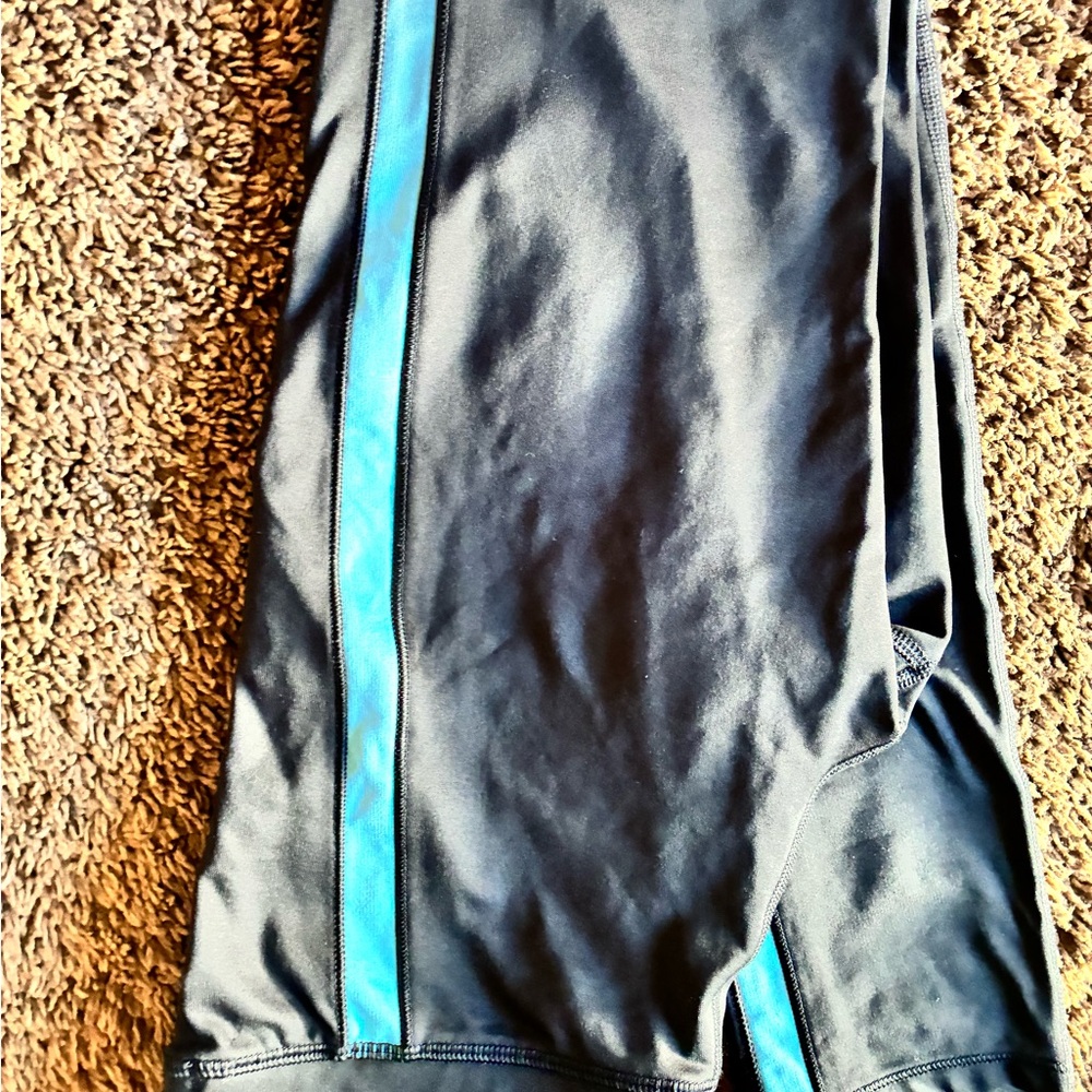 Under Armour Purple and Black Leggings. Under Armoir black and blue leggings - Picture 5 of 8